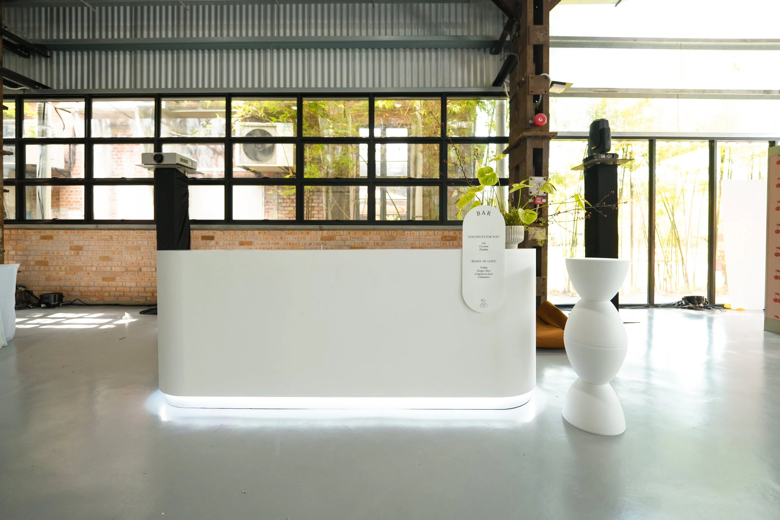 8ft Illuminated Curved Bar/Counter