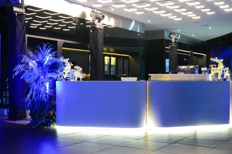 6ft Illuminated Curved Bar/Counter