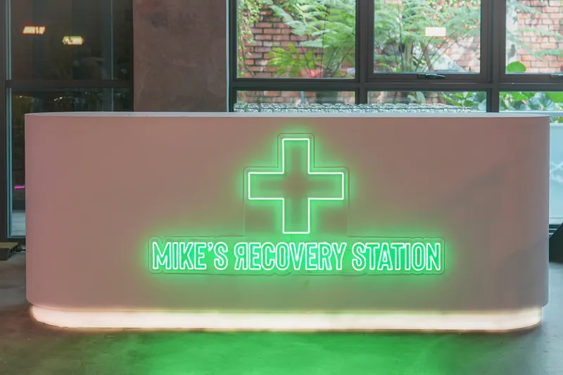 8ft Illuminated Curved Bar/Counter
