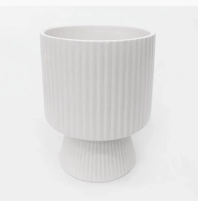Vertical Ribbed vase in White